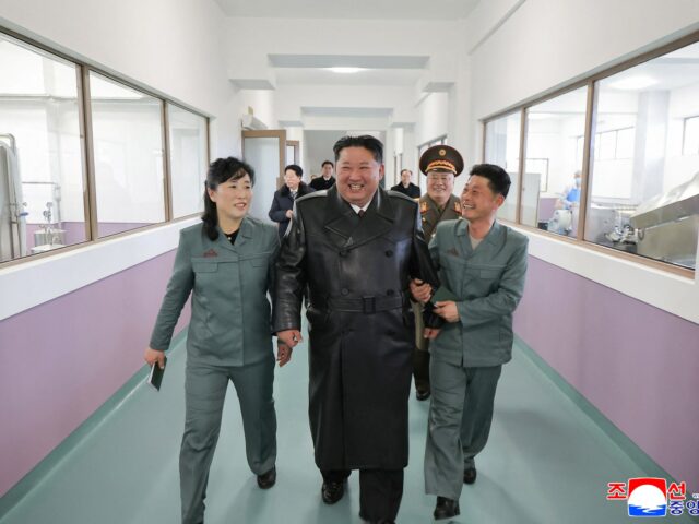 O líder norte-coreano Kim Jong Un visita o local de construção de um submarino com propulsão nuclear de 8.700 toneladas capaz de lançar mísseis terra-ar nesta foto divulgada pela Agência Central de Notícias Coreana oficial da Coreia do Norte em 25 de dezembro de 2025. KCNA via REUTERS ATENÇÃO EDITORES - ESTA IMAGEM FOI FORNECIDA POR TERCEIROS. A REUTERS NÃO PODE VERIFICAR ESTA IMAGEM DE FORMA INDEPENDENTE. SEM VENDAS DE TERCEIROS. COREIA DO SUL FORA. NÃO HÁ VENDAS COMERCIAIS OU EDITORIAIS NA COREIA DO SUL.