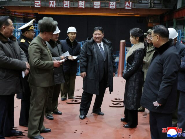 O líder norte-coreano Kim Jong Un visita o local de construção de um submarino com propulsão nuclear de 8.700 toneladas capaz de lançar mísseis terra-ar nesta foto divulgada pela Agência Central de Notícias Coreana oficial da Coreia do Norte em 25 de dezembro de 2025. KCNA via REUTERS ATENÇÃO EDITORES - ESTA IMAGEM FOI FORNECIDA POR TERCEIROS. A REUTERS NÃO PODE VERIFICAR ESTA IMAGEM DE FORMA INDEPENDENTE. SEM VENDAS DE TERCEIROS. COREIA DO SUL FORA. NÃO HÁ VENDAS COMERCIAIS OU EDITORIAIS NA COREIA DO SUL.