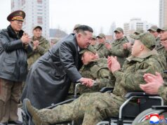 Kim da Coreia do Norte concede títulos de ‘herói’ a soldados mortos na guerra na Ucrânia Esta foto tirada em 12 de dezembro de 2025 e divulgada pela Agência Central de Notícias Coreana (KCNA) oficial da Coreia do Norte em 13 de dezembro mostra o líder norte-coreano Kim Jong Un recebendo soldados do 528º Regimento de Engenheiros do Exército do Povo Coreano, que retornaram de uma missão no exterior na região russa de Kursk durante a guerra de Moscou com a Ucrânia, em frente à Casa da Cultura 25 de abril em Pyongyang. (Foto de KCNA VIA KNS / AFP) / Coreia do Sul OUT / SOUTH KOREA OUT / SUL KOREA OUT / ---NOTA DO EDITORES--- RESTRITO AO USO EDITORIAL - CRÉDITO OBRIGATÓRIO