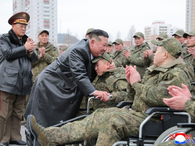 Kim da Coreia do Norte concede títulos de 'herói' a Esta foto tirada em 12 de dezembro de 2025 e divulgada pela Agência Central de Notícias Coreana (KCNA) oficial da Coreia do Norte em 13 de dezembro mostra o líder norte-coreano Kim Jong Un recebendo soldados do 528º Regimento de Engenheiros do Exército do Povo Coreano, que retornaram de uma missão no exterior na região russa de Kursk durante a guerra de Moscou com a Ucrânia, em frente à Casa da Cultura 25 de abril em Pyongyang. (Foto de KCNA VIA KNS / AFP) / Coreia do Sul OUT / SOUTH KOREA OUT / SUL KOREA OUT / ---NOTA DO EDITORES--- RESTRITO AO USO EDITORIAL - CRÉDITO OBRIGATÓRIO