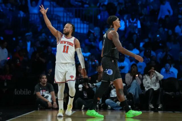 Knicks avançam para a final da Copa da NBA depois O guarda do Orlando Magic, Desmond Bane (3), arremessa enquanto o central do New York Knicks, Karl-Anthony Towns (32), defende durante o quarto período na T-Mobile Arena.