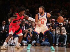 Knicks em liga própria com quartos de 40 pontos Jalen Brunson dribla a bola enquanto Jamal Shead a defende durante um jogo de basquete.