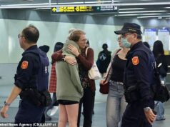 Knifeman esfaqueia nove pessoas depois de lançar granadas de fumaça perto de estações de metrô em Taiwan… e depois pula de um prédio para a morte Pelo menos nove pessoas ficaram feridas na capital de Taiwan na sexta-feira, depois que um homem com uma faca iniciou um violento ataque após lançar granadas de fumaça perto de uma estação de metrô.