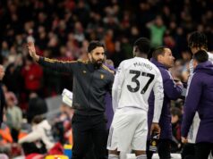 Kobbie Mainoo tem de aprender característica que fez do Sporting de Ruben Amorim o 1% melhor do mundo Kobbie Mainoo em pé com os braços na cintura pelo Manchester United.