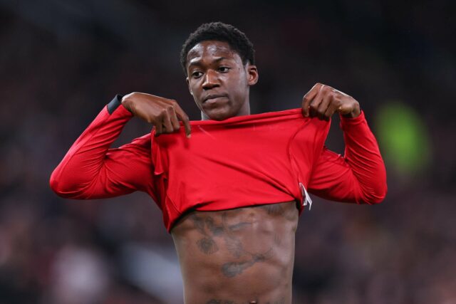 Kobbie Mainoo ‘desconhece’ a manobra da camiseta durante o jogo Kobbie Mainoo/Manuel Ugarte