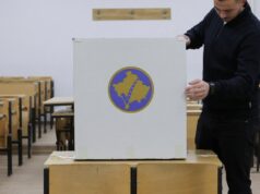 Kosovo vota em eleições antecipadas para encerrar um ano de impasse político O primeiro-ministro em exercício do Kosovo e líder do partido Vetevendosje (LVV), Albin Kurti, gesticula enquanto fala durante uma entrevista à AFP em Pristina, em 24 de dezembro de 2025. Kosovo e Sérvia