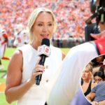 O locutor da ESPN Kris Budden em ação durante o primeiro quarto do Clemson Tigers contra o Syracuse Orange no Memorial Stadium em 20 de setembro de 2025.