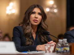 Kristi Noem forçada a enfrentar veterano de guerra condecorado que ela deportou Desenho animado de Clay Bennett