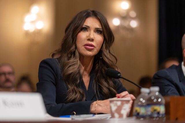 Kristi Noem forçada a enfrentar veterano de guerra condecorado que Desenho animado de Clay Bennett