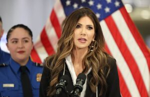 Kristi Noem pede ‘proibição total de viagens’ para países que inundam os EUA com ‘assassinos, sanguessugas e viciados em direitos’ Kristi Noem disse a Donald Trump para instituir uma ‘proibição total de viagens’ em vários países que estão enviando ‘assassinos, sanguessugas e viciados em direitos’ para os Estados Unidos