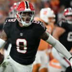 O tight end do Atlanta Falcons, Kyle Pitts Sr. (8), corre contra o Tampa Bay Buccaneers.