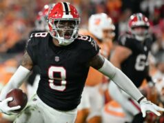 Kyle Pitts, dos Falcons, faz seu primeiro jogo de 100 jardas da temporada – no intervalo do ‘TNF’ O tight end do Atlanta Falcons, Kyle Pitts Sr. (8), corre contra o Tampa Bay Buccaneers.