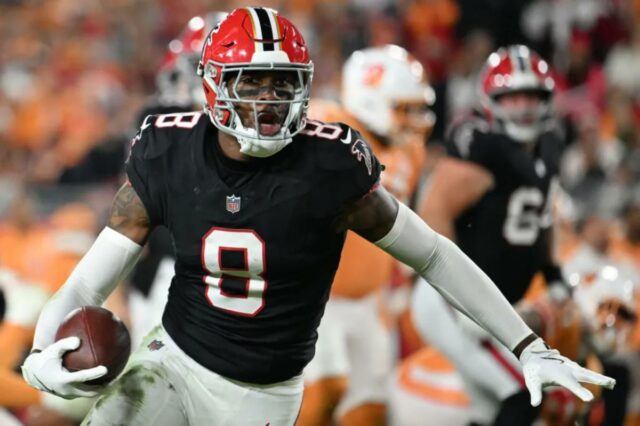 O tight end do Atlanta Falcons, Kyle Pitts Sr. (8), corre contra o Tampa Bay Buccaneers.