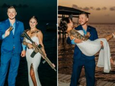 Kyle Rittenhouse quebra o silêncio da mídia social para anunciar o casamento enquanto a noiva carrega AR-15 em fotos Kyle Rittenhouse carregando sua esposa em um píer de madeira próximo à água com um céu pôr do sol.