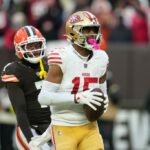 Kyle Juszczyk (44), do San Francisco 49ers, corre com a bola contra o Los Angeles Rams durante o terceiro quarto no Levi's Stadium em Santa Clara, Califórnia, no domingo, 9 de novembro de 2025. (Shae Hammond/Bay Area News Group)