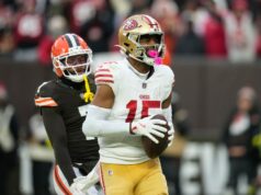Kyle Shanahan, do 49ers, defende o comportamento de Jauan Jennings em campo Kyle Juszczyk (44), do San Francisco 49ers, corre com a bola contra o Los Angeles Rams durante o terceiro quarto no Levi's Stadium em Santa Clara, Califórnia, no domingo, 9 de novembro de 2025. (Shae Hammond/Bay Area News Group)