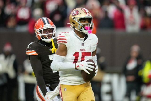 Kyle Juszczyk (44), do San Francisco 49ers, corre com a bola contra o Los Angeles Rams durante o terceiro quarto no Levi's Stadium em Santa Clara, Califórnia, no domingo, 9 de novembro de 2025. (Shae Hammond/Bay Area News Group)