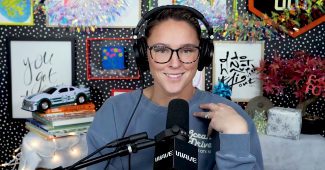 Kylie Kelce defende decisão de parar de amamentar suas filhas Jason Kelce e a esposa Kylie estão muito ocupadas com três filhos: tudo o que disseram sobre a paternidade