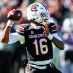 O quarterback do South Carolina Gamecocks, Lanorris Sellers (16), passa contra o Clemson Tigers no primeiro quarto no Williams-Brice Stadium.