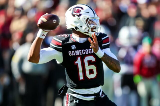 LaNorris Sellers, principal prospecto de QB, se aproximando do retorno O quarterback do South Carolina Gamecocks, Lanorris Sellers (16), passa contra o Clemson Tigers no primeiro quarto no Williams-Brice Stadium.