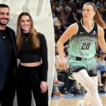 Sabrina Ionescu driblando uma bola de basquete durante um jogo