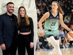 Ladrões mascarados roubam US$ 60 mil em bolsas da estrela da WNBA Sabrina Ionescu Sabrina Ionescu driblando uma bola de basquete durante um jogo