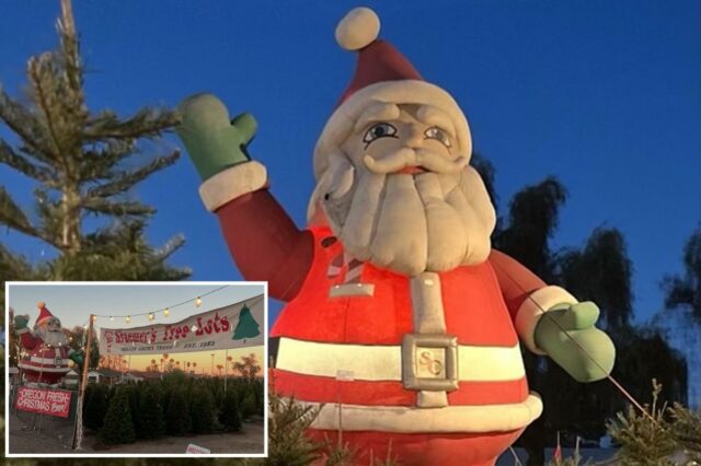 Papai Noel gigante inflável em um lote de árvores de Natal no Arizona.