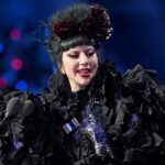 Lady Gaga arrasa com um de seus sapatos de salto alto mais ousados ​​em Louboutins imponentes com salto curvo 2240412348 2240412370