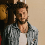 'Landman': Guy Burnet sobre a química quente de Charlie e Rebecca, filmando aquela cena do quarto 'nu' e seu vínculo com o superfã Arnold Schwarzenegger