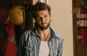 ‘Landman’: Guy Burnet sobre a química quente de Charlie e Rebecca, filmando aquela cena do quarto ‘nu’ e seu vínculo com o superfã Arnold Schwarzenegger 'Landman': Guy Burnet sobre a química quente de Charlie e Rebecca, filmando aquela cena do quarto 'nu' e seu vínculo com o superfã Arnold Schwarzenegger