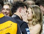 Lando Norris é campeão mundial de F1! O piloto britânico, de 26 anos, beija a namorada modelo Magui Corceiro e abraça sua mãe radiante depois de sobreviver à última corrida da temporada
