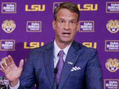 Lane Kiffin afirma que os fãs de Ole Miss tentaram tirá-lo da estrada após uma saída feia para LSU Lane Kiffin afirma que os fãs de Ole Miss tentaram tirá-lo da estrada após uma saída feia para LSU