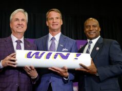 Lane Kiffin não treinará o próximo jogo da LSU Lane Kiffin, (C) poses for a photo with LSU president Dr. Wade Rousse, (L) and LSU interim athletic director Verge Ausberry