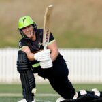 Laura Harris acerta 15 bolas cinquenta, a mais rápida no T20 feminino