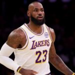 Jaylen Brown recruta LeBron James para ajuda na linha do cabelo