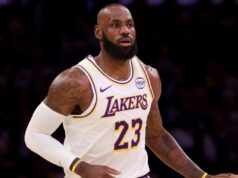 LeBron James se torna viral por comportamento controverso durante o hino nacional Jaylen Brown recruta LeBron James para ajuda na linha do cabelo