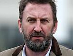 Lee Mack revela que seus pais e irmão morreram devido ao abuso de álcool enquanto ele fala sobre a decisão de ficar sóbrio