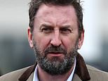 Lee Mack revela que seus pais e irmão morreram devido ao abuso de álcool enquanto ele fala sobre a decisão de ficar sóbrio Lee Mack revela que seus pais e irmão morreram devido ao abuso de álcool enquanto ele fala sobre a decisão de ficar sóbrio