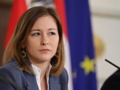 Legisladores austríacos aprovam proibição do uso do lenço na cabeça para menores de 14 anos nas escolas Legisladores austríacos aprovam proibição do uso do lenço na cabeça para menores de 14 anos nas escolas