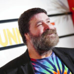 ARQUIVO - O presidente Donald Trump segura uma ordem executiva assinada relativa às políticas de disciplina escolar enquanto a secretária de Educação Linda McMahon ouve no Salão Oval da Casa Branca, 23 de abril de 2025, em Washington. (Foto AP/Alex Brandon, arquivo)