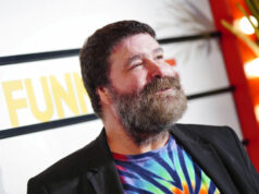 Lenda do wrestling deixa a WWE por causa de laços com Trump ‘incrivelmente cruel’ ARQUIVO - O presidente Donald Trump segura uma ordem executiva assinada relativa às políticas de disciplina escolar enquanto a secretária de Educação Linda McMahon ouve no Salão Oval da Casa Branca, 23 de abril de 2025, em Washington. (Foto AP/Alex Brandon, arquivo)