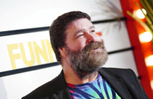 Lenda do wrestling deixa a WWE por causa de laços com Trump ‘incrivelmente cruel’ ARQUIVO - O presidente Donald Trump segura uma ordem executiva assinada relativa às políticas de disciplina escolar enquanto a secretária de Educação Linda McMahon ouve no Salão Oval da Casa Branca, 23 de abril de 2025, em Washington. (Foto AP/Alex Brandon, arquivo)