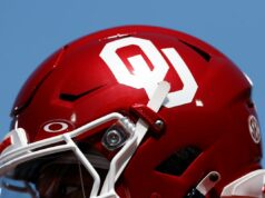 Lendário Oklahoma HC se aposenta do coaching A detail of the Oklahoma Sooners logo on a helmet prior to a game against the Tulane Green Wave