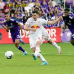 O meio-campista do New York Red Bulls Lewis Morgan (10) marca contra o Orlando City em cobrança de pênalti.