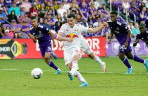Lewis Morgan, estrela comercial dos Red Bulls, para San Diego O meio-campista do New York Red Bulls Lewis Morgan (10) marca contra o Orlando City em cobrança de pênalti.