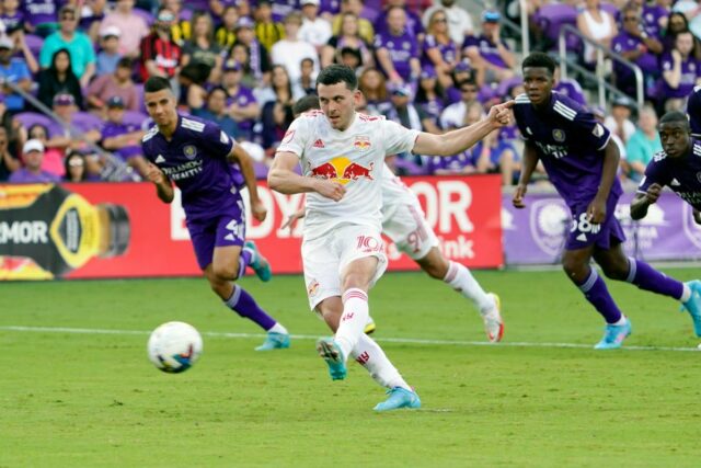 Lewis Morgan, estrela comercial dos Red Bulls, para San Diego O meio-campista do New York Red Bulls Lewis Morgan (10) marca contra o Orlando City em cobrança de pênalti.