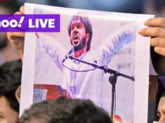 Líder jovem ferido de Bangladesh morre em hospital de Cingapura; Coursera comprará Udemy, criando empresa de US$ 2,5 bilhões: notícias ao vivo de Cingapura O jovem sentou-se e ficou no cais com o horizonte urbano e arranha-céus em Marina Bay Singapura.