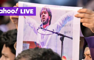 Líder jovem ferido de Bangladesh morre em hospital de Cingapura; Coursera comprará Udemy, criando empresa de US$ 2,5 bilhões: notícias ao vivo de Cingapura O jovem sentou-se e ficou no cais com o horizonte urbano e arranha-céus em Marina Bay Singapura.