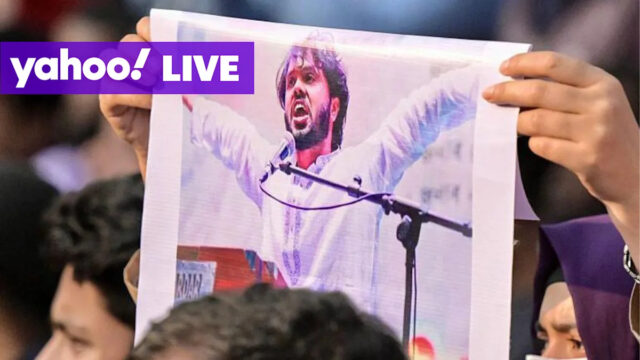 O jovem sentou-se e ficou no cais com o horizonte urbano e arranha-céus em Marina Bay Singapura.