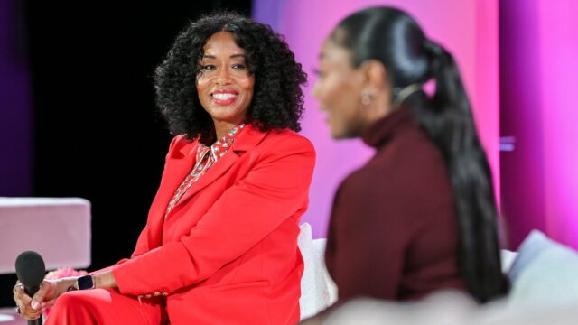 Amanda Zurawski faz o discurso principal no Power Women Summit 2025 do TheWrap, apresentado por STARZ #TakeTheLead.